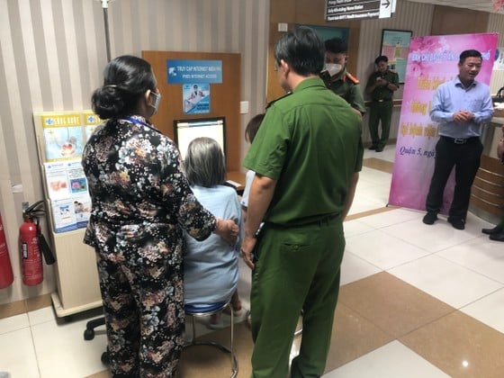 Deploying the accommodation notification system via ASM software at the University of Medicine and Pharmacy Hospital. Photo: CHI THACH