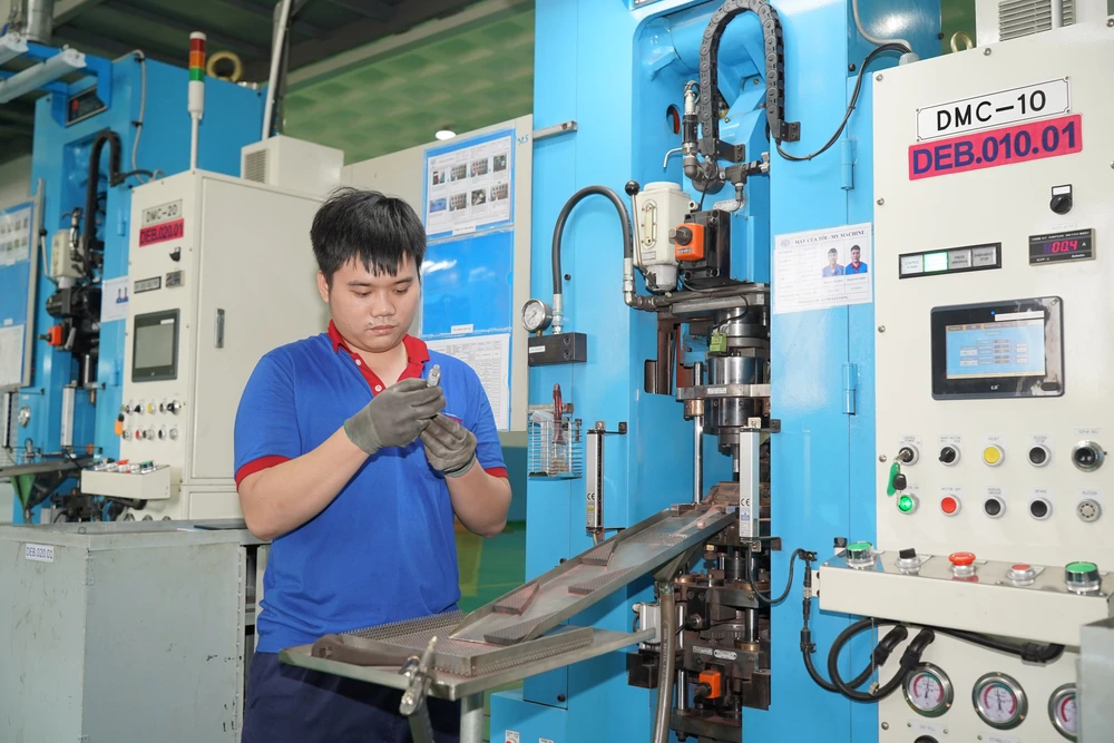 Die Duy Khanh Precision Mechanical Factory im Ho Chi Minh City High-Tech Park verarbeitet Industriemaschinenteile für große Unternehmen. Foto von : HOANG HUNG