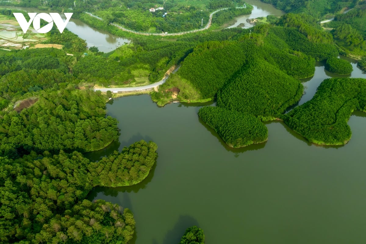 kham pha phinh ho, vien ngoc xanh noi dia dau Dong bac hinh anh 1