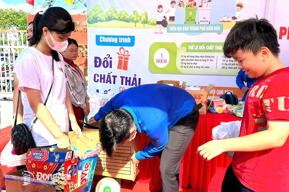 Students of a secondary school in Bien Hoa City participate in the Trash for Gifts Festival. Photo: C.T.V