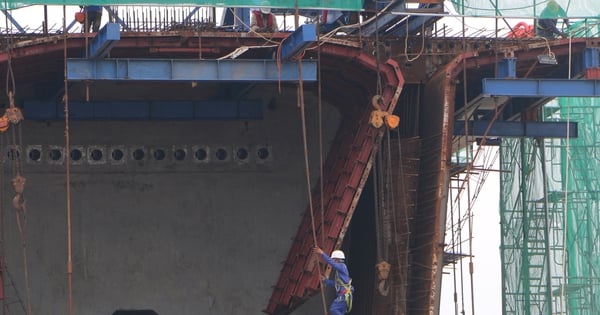 Los trabajadores trabajan durante las vacaciones para completar el puente Dai Ngai 2 antes de lo previsto