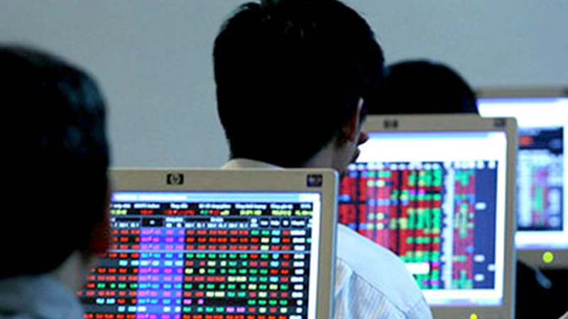 Foreign investors increase net selling, VN-Index slightly decreases