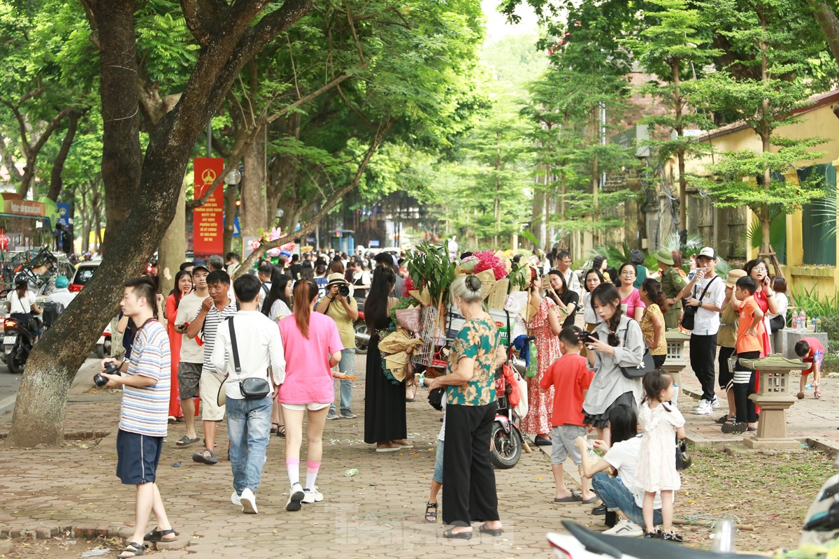 Hanoians leisurely stroll and sightsee during Independence Day holiday photo 8