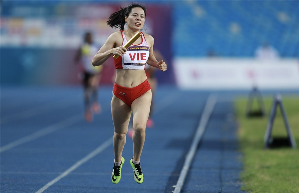 El equipo femenino de atletismo de Vietnam casi no tuvo oponentes y terminó primero, con 3 minutos 33 segundos 05.