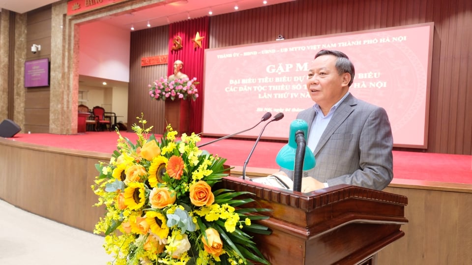 Deputy Secretary of Hanoi Party Committee Nguyen Van Phong spoke at the meeting.