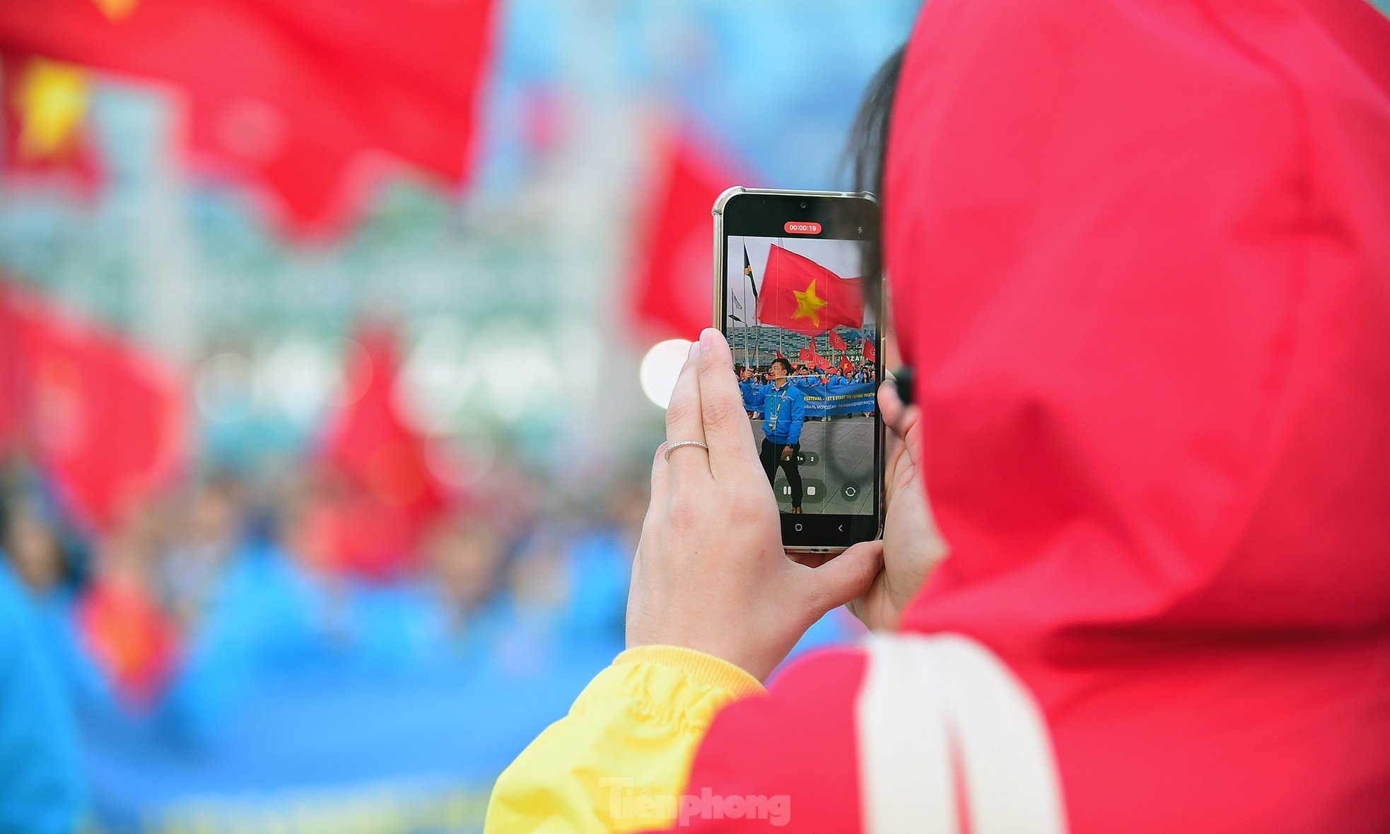 Bandera roja con estrella amarilla ondeando en el Festival Mundial de la Juventud 2024 foto 22