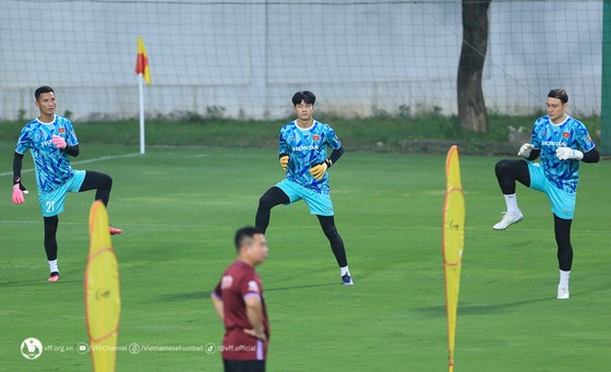 Hong Duy regresó al club debido a una lesión el primer día de entrenamiento de la Selección Nacional de Vietnam. Foto 1