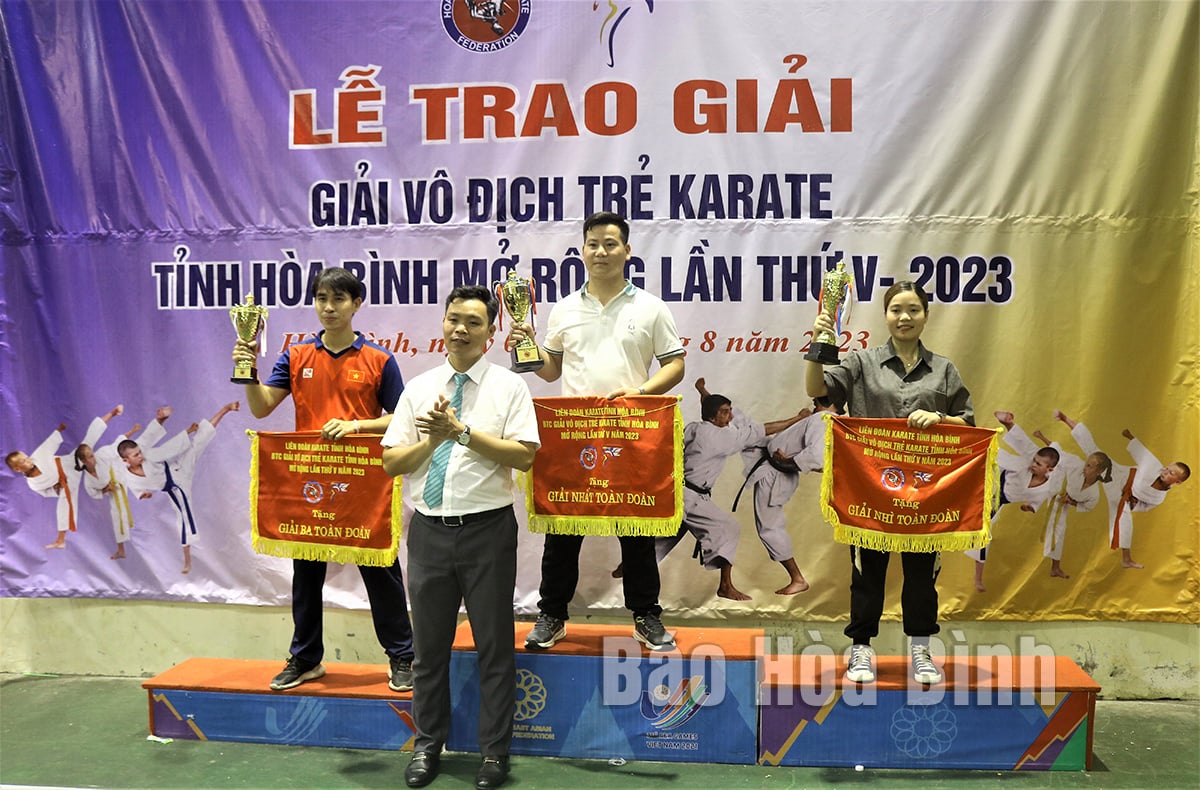 Gần 360 vận động viên tranh tài giải vô địch trẻ Karate mở rộng 