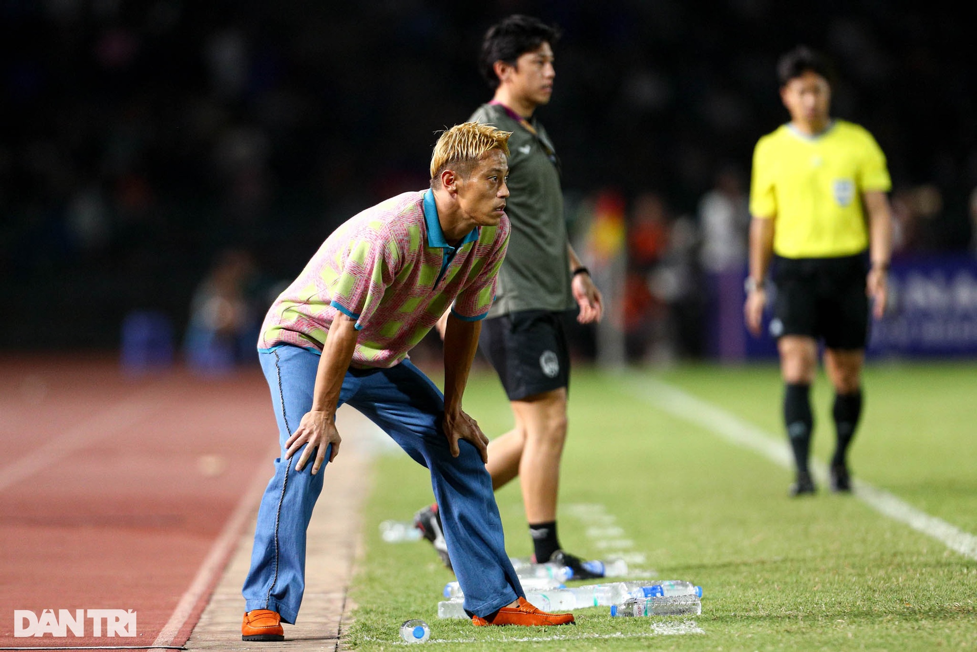 Cái cúi đầu tiếc nuối của Keisuke Honda khi Campuchia bị cầm hòa phút cuối - 11