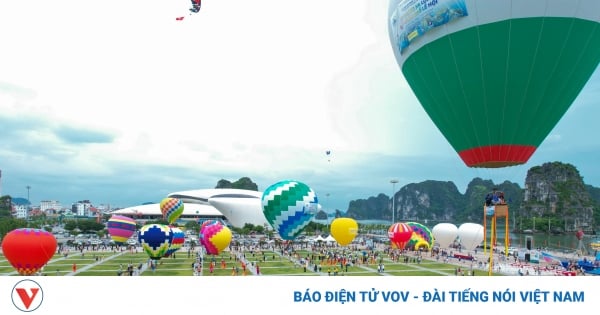 Una gran cantidad de turistas acuden al festival de globos aerostáticos en Quang Ninh