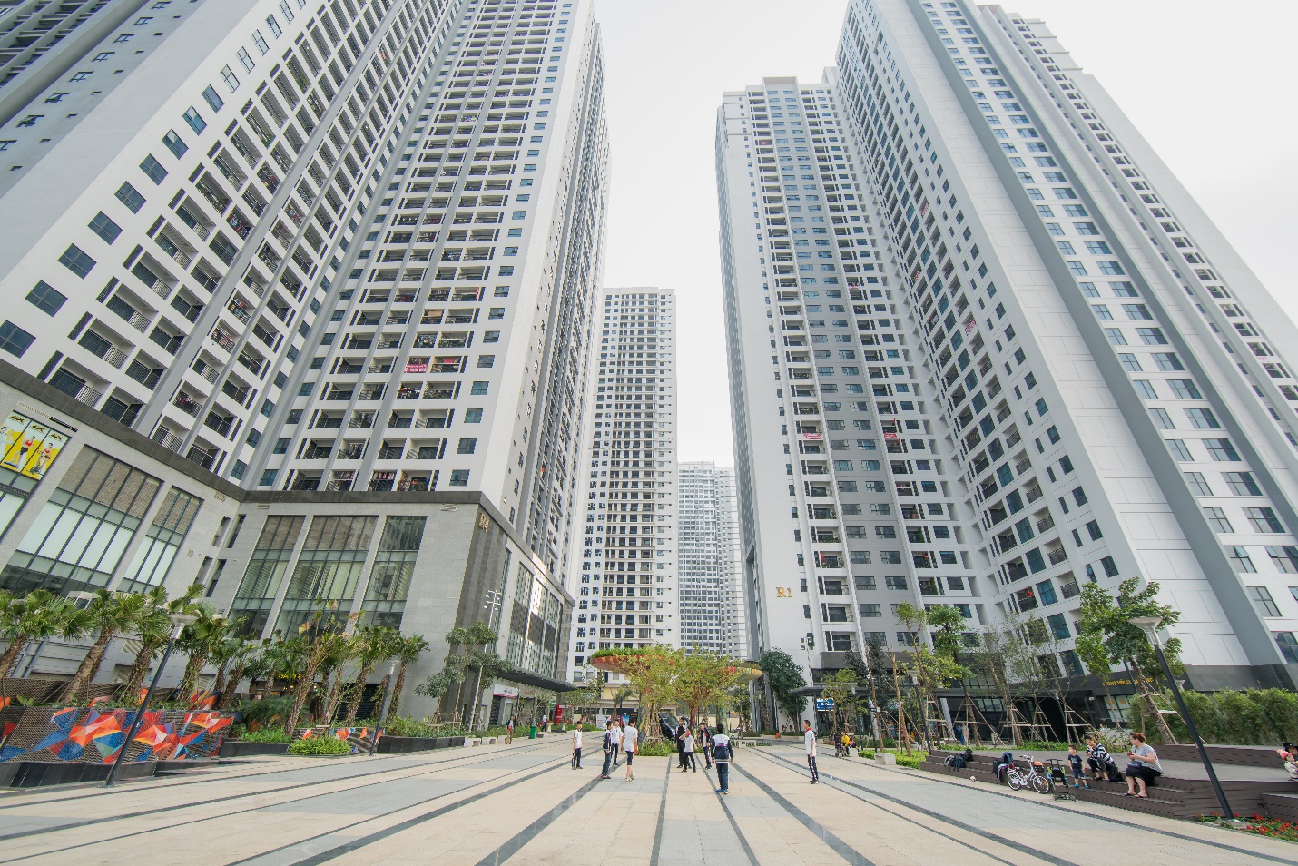 l'immobilier continue d'investir dans les marges bénéficiaires des acheteurs qui regardent l'image du marché 4