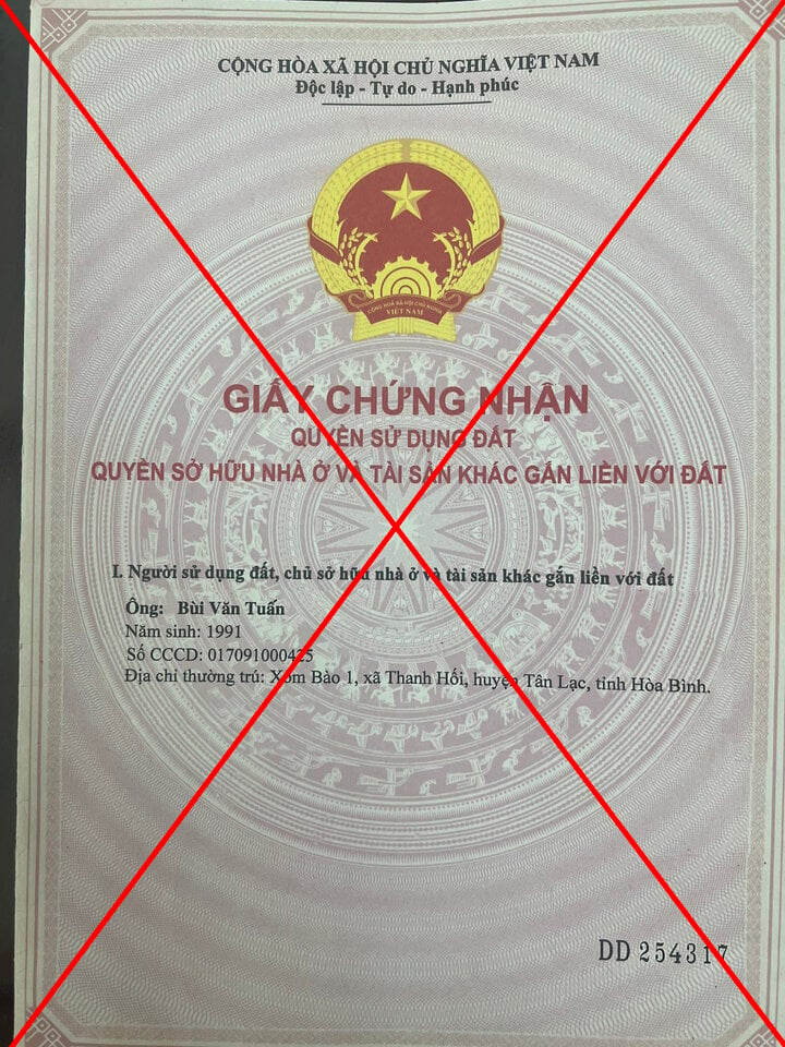 Giấy chứng nhận quyền sử dụng đất được Tuấn thuê người làm giả. (Ảnh: Công an Hoà Bình).