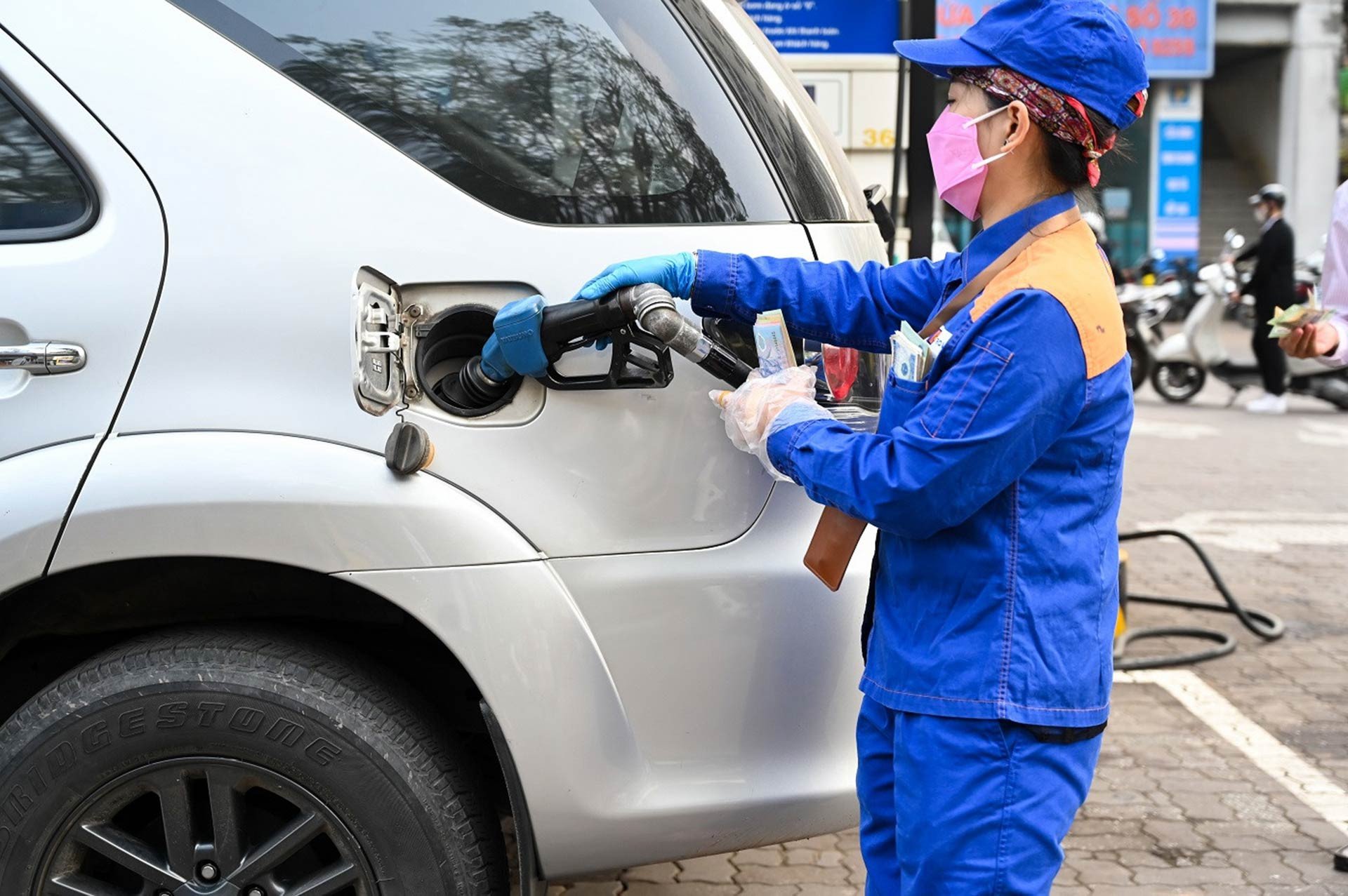 Precio de la gasolina en Nguyen Hue 10 1 1302.jpg