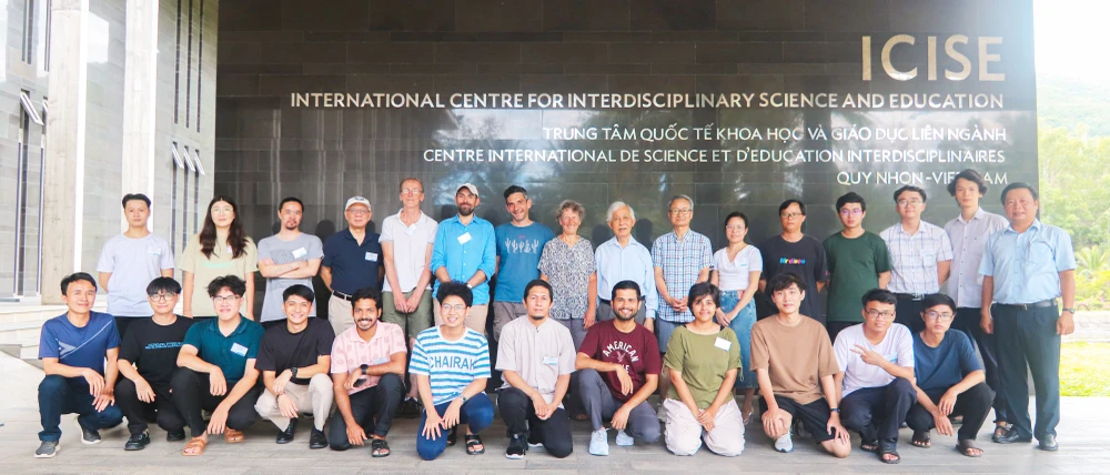 Dos clases sobre física de partículas celebradas en el Centro ICISE atrajeron a decenas de jóvenes investigadores y profesores nacionales y extranjeros. Foto: XUAN HUYEN