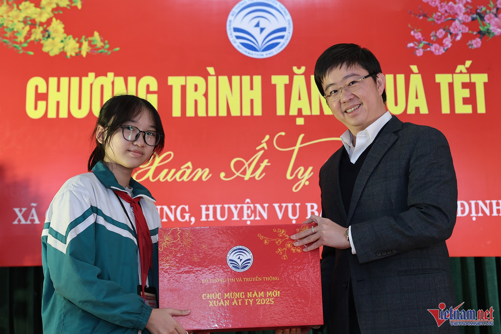 W-Ministerium für Information und Kommunikation verteilt Tet-Geschenke an die Armen in Nam Dinh 9.jpg