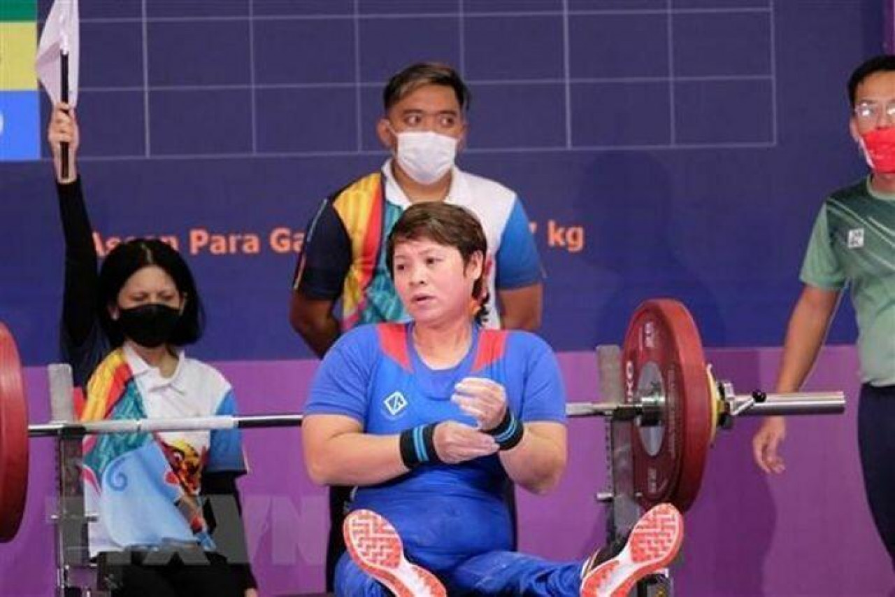 En dépassant son adversaire de 126 kg, l'athlète vietnamien bat le record des Jeux paralympiques de l'ASEAN en haltérophilie 1