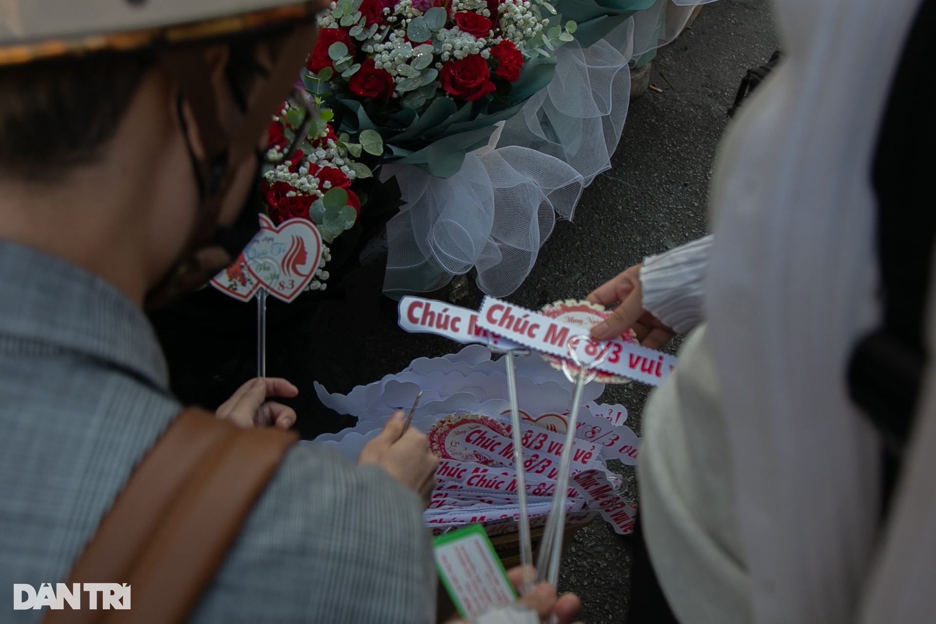 Crowding at the largest flower market in Ho Chi Minh City on March 8th photo 3