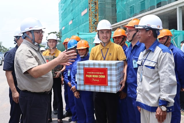 Thủ tướng thăm hỏi, động viên công nhân tại dự án nhà ở xã hội Cát Tường Smart City - Ảnh: VGP/Nhật Bắc