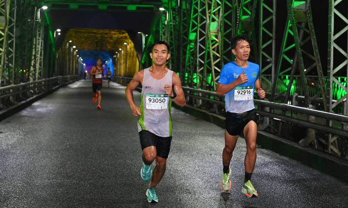 Huynh Thanh (left) on the VnExpress Marathon Hue 2023 running track. Photo: VM