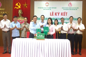 Firma del programa de coordinación entre el Comité del Frente Patriótico de Vietnam de la provincia y el Banco de Políticas Sociales, sucursal de la provincia de Quang Tri