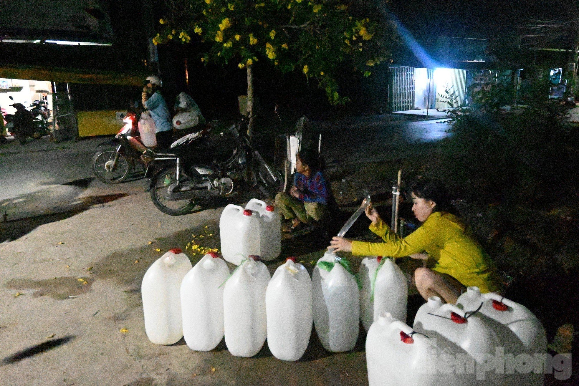 Les gens en Occident attendent jour et nuit pour récupérer des bidons d'eau. Photo 6