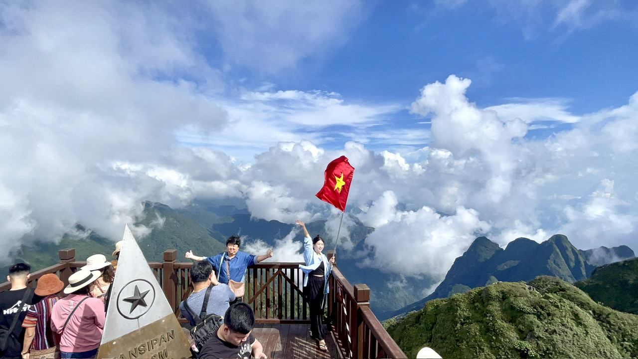 Ruộng bậc thang Sa Pa chín sớm làm 'say lòng' lữ khách - Ảnh 9.