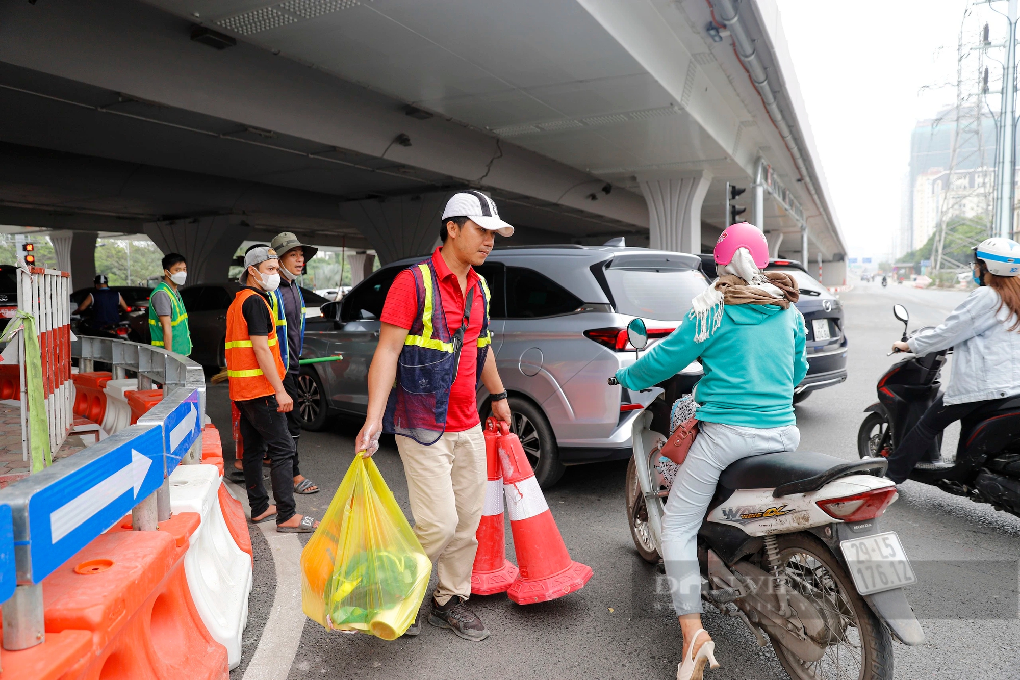 Cầu vượt thép Mai Dịch sẵn sàng thông xe, các phương tiện di chuyển thế nào?- Ảnh 7.