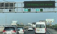 Les conducteurs sont tendus comme une corde d'arc à un rythme d'escargot sur l'autoroute près de Têt