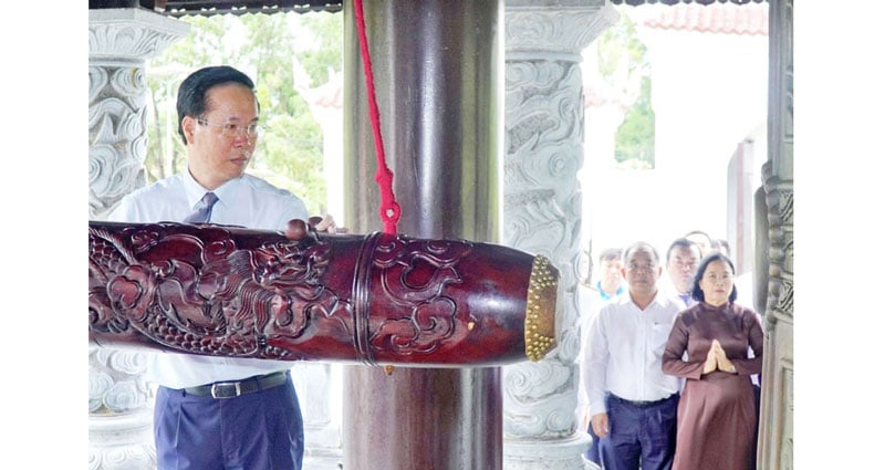 President rings the bell to open the memorial service for heroic martyrs who died in Con Dao