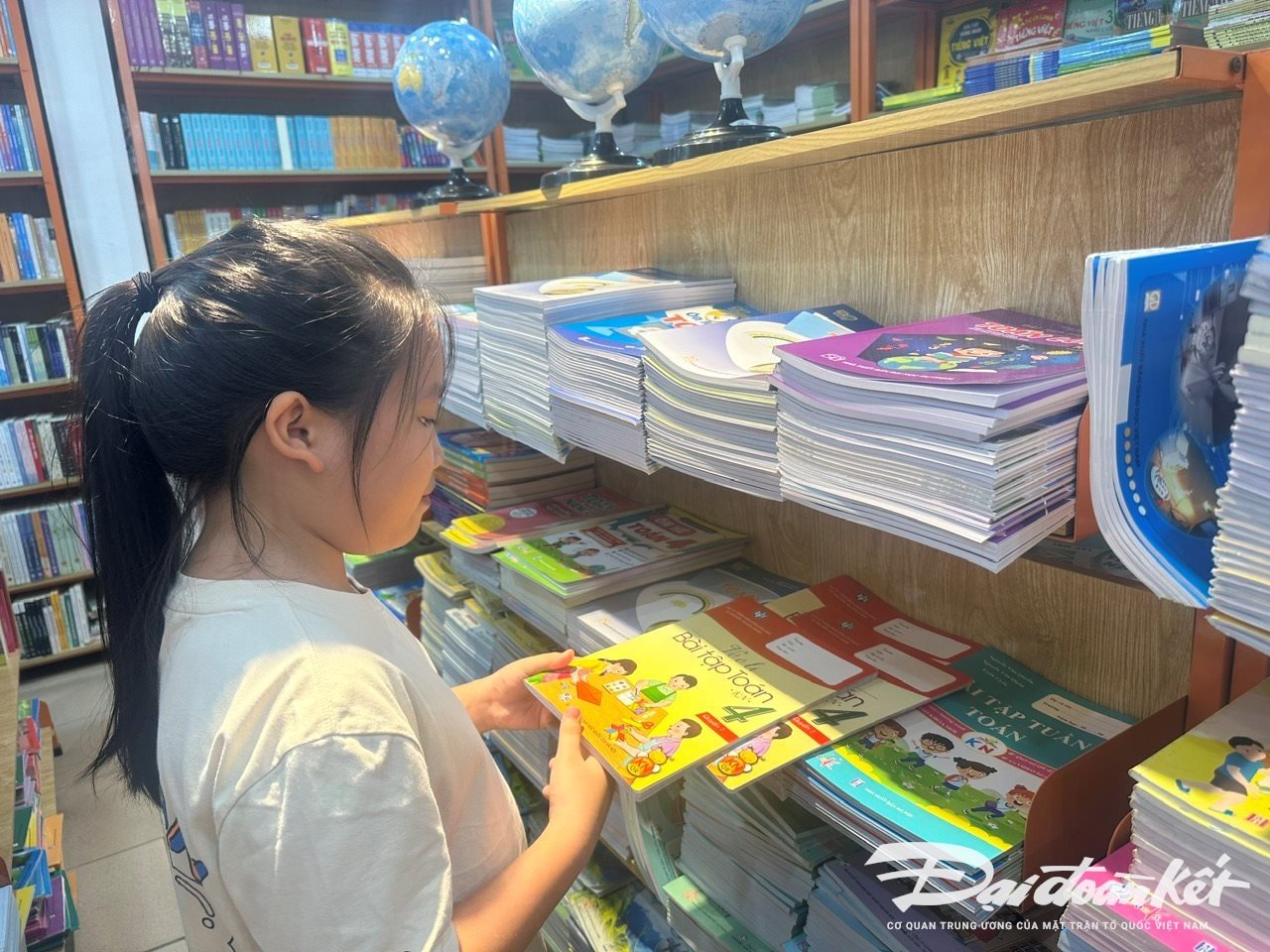 นักเรียนกำลังมองหาซื้อหนังสือเรียนสำหรับปีการศึกษาใหม่