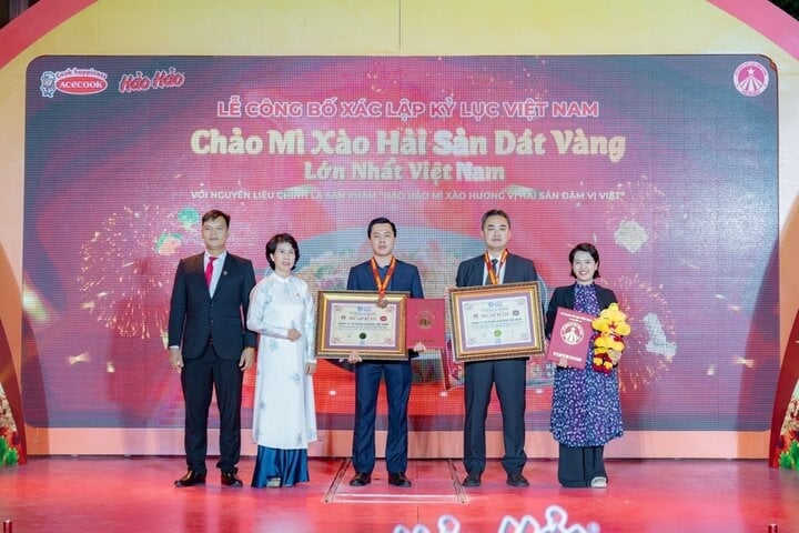 M. Kajiwara Shinsuke et M. Phan Ngoc Dung, représentants d'Acecook Vietnam, ont reçu des certificats de dossiers vietnamiens.