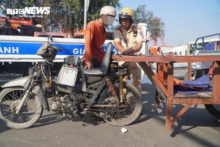 Mr. H's homemade motorbike has no signal lights, no brake system, no rearview mirrors.