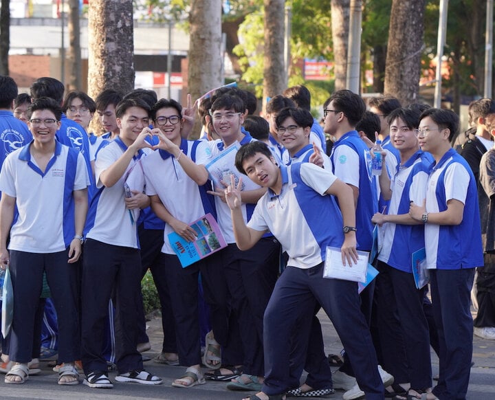 ผู้เข้าสอบที่สนามสอบของมหาวิทยาลัยเทคนิคนครโฮจิมินห์ ก่อนสอบ (ภาพ: เล เตียน)