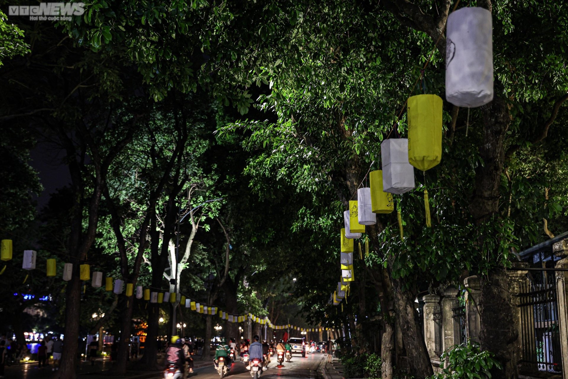 Power cut, Hanoi streets plunged into darkness - 12