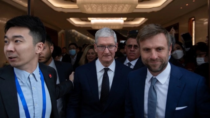 CEO Apple Tim Cook tại Bắc Kinh hồi tháng 3. Ảnh: Reuters