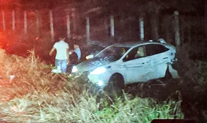 Después del accidente, otro vehículo se estrelló contra la acera. Foto: Thai Ha