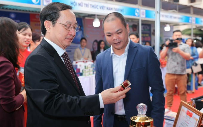 El ministro Huynh Thanh Dat (izquierda) visita los productos presentados en el evento. Foto: TTTT