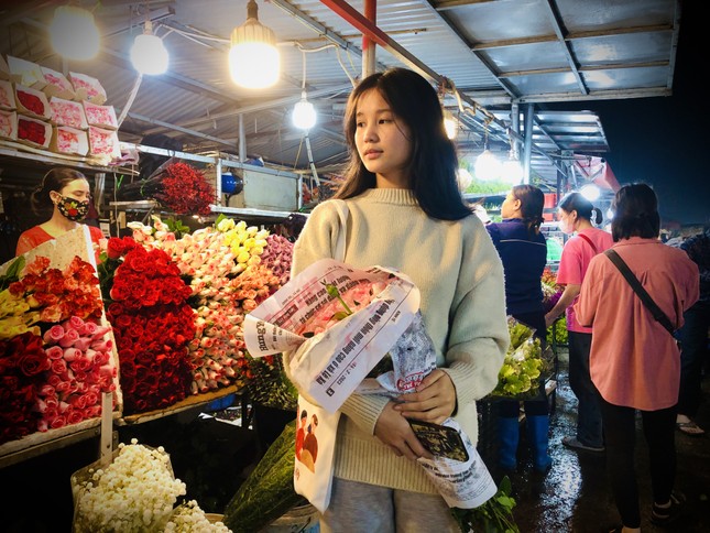 3月8日の国際女性デーの前夜、花市場に賑わう若者たち（写真8）