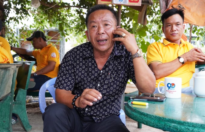 Mr. Mai Van Chu received a call from the patient's family on the afternoon of May 10. Photo: Hoang Nam