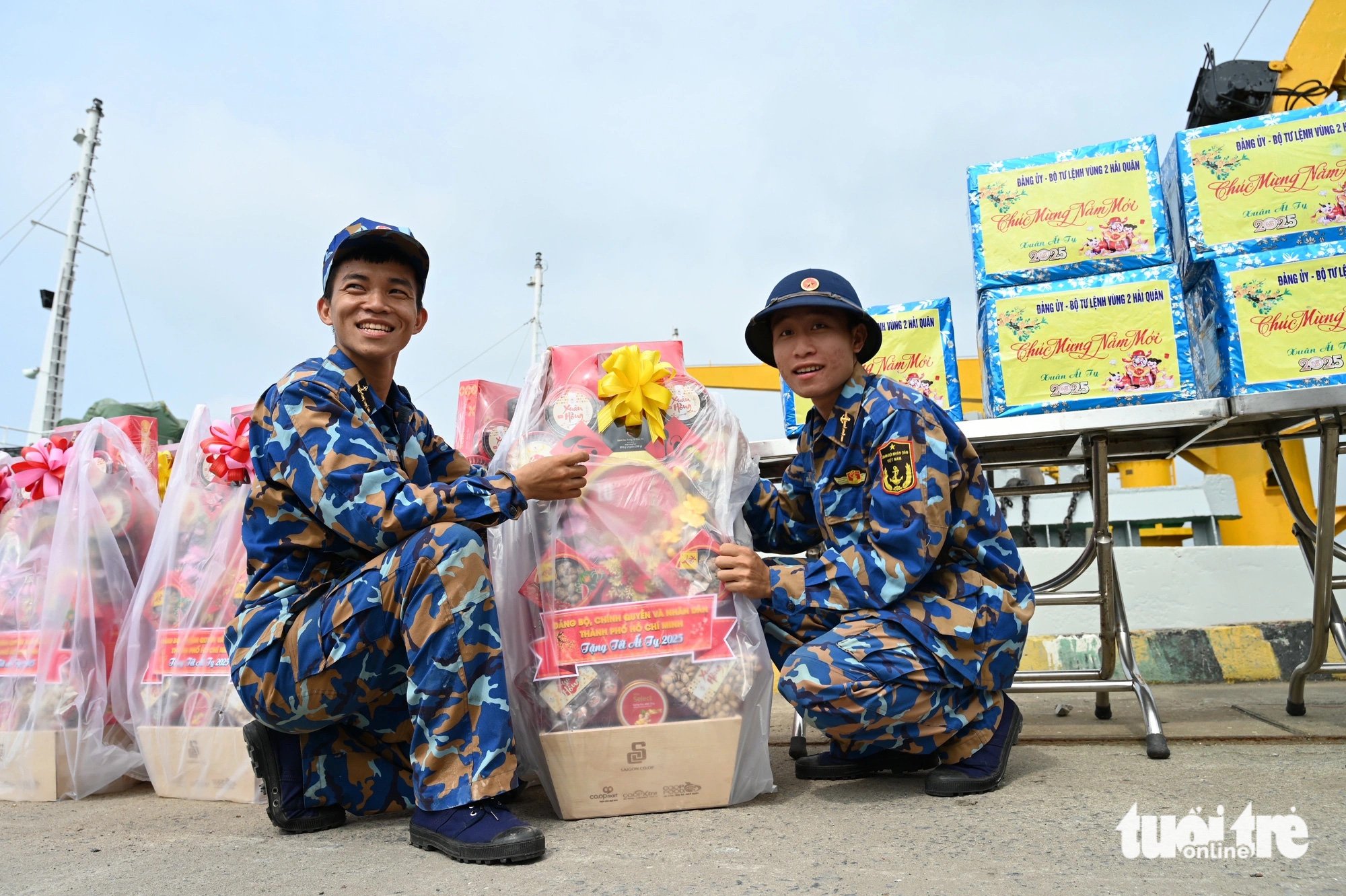 Quà Tết đầy ắp, sẵn sàng vượt sóng, mang chân tình và hương vị đất liền đến chiến sĩ nơi biển đảo xa - Ảnh 5.