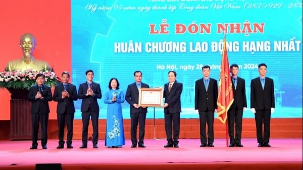 Awarding the First Class Labor Medal to the Vietnam General Confederation of Labor