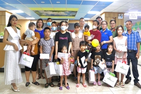 Giving gifts to disadvantaged children on the occasion of Children's Day June 1st