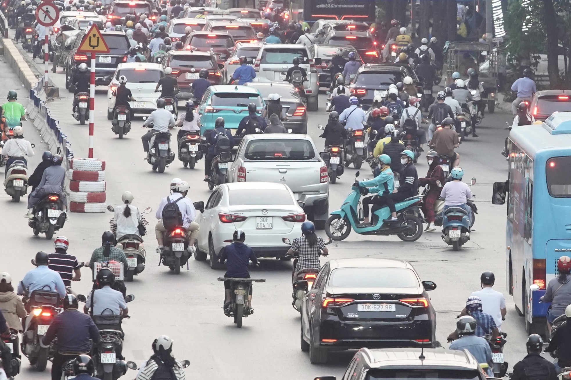 Horrifying scene of people risking their lives to 'cut' the front of a car, rushing through traffic to get into Thanh Xuan underpass photo 3