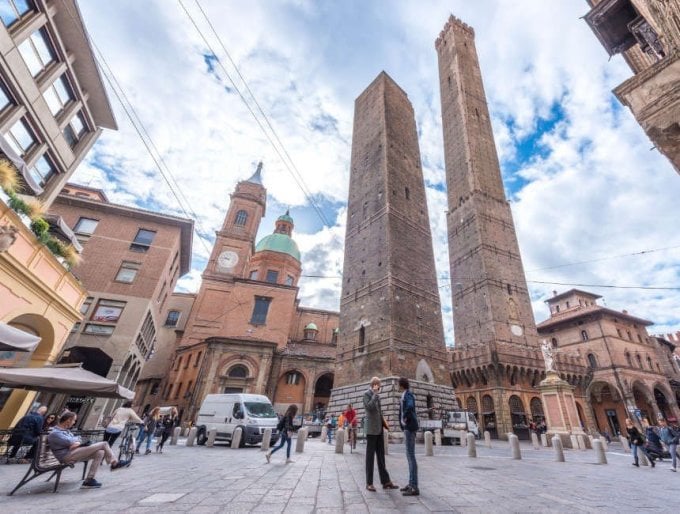 Die berühmten Zwei Türme in Bologna. Foto von : Bologna Welcome