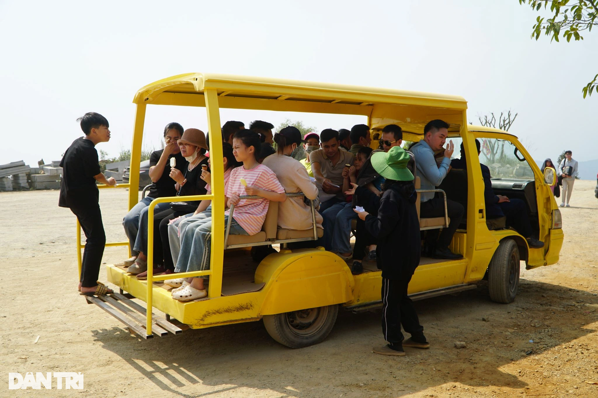 Xe trung chuyển nhồi nhét khách, đại náo đường lên đền Nưa - Am Tiên - 7