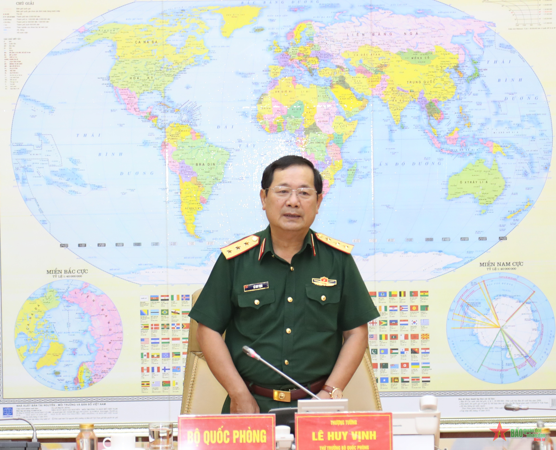 Senior Lieutenant General Le Huy Vinh works with the Military Department on administrative procedure reform.