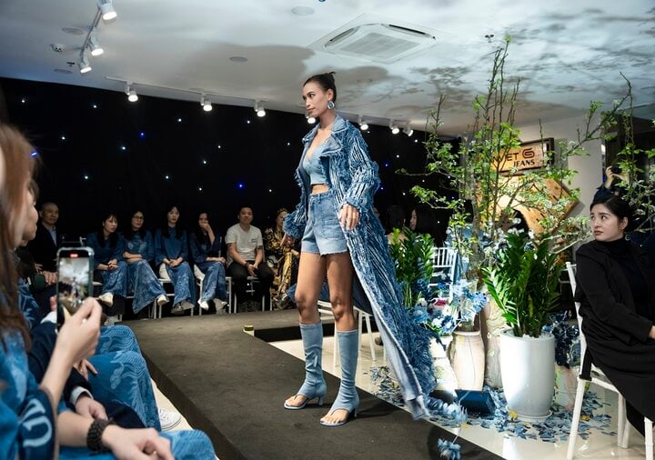 On the catwalk, the beauty confidently performed outfits designed from jeans. Her experience performing and supermodel charisma helped H'Ang Nie capture the audience's attention.