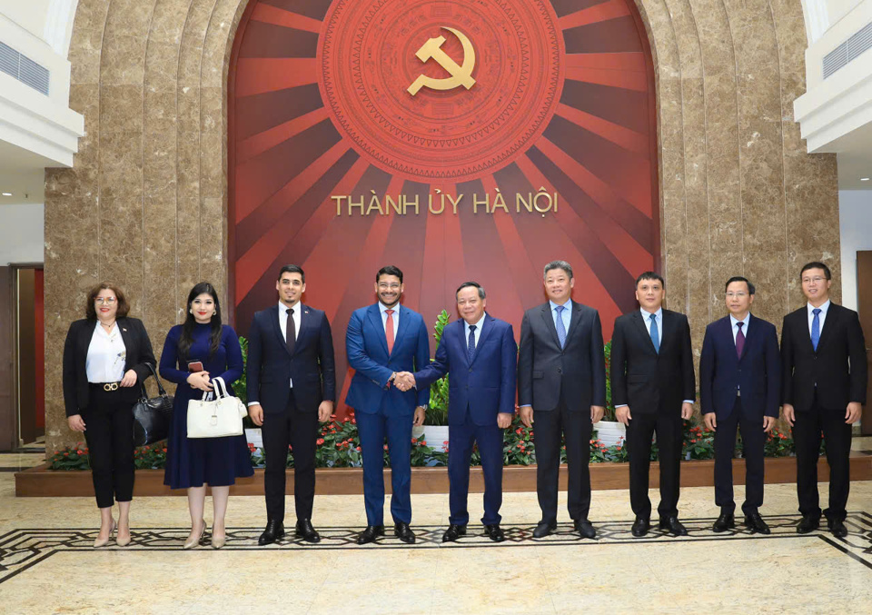 하노이 당위원회 상임부서기 응우옌 반 퐁이 베네수엘라 통일사회당(PSUV) 대표단과 기념사진을 찍었습니다.