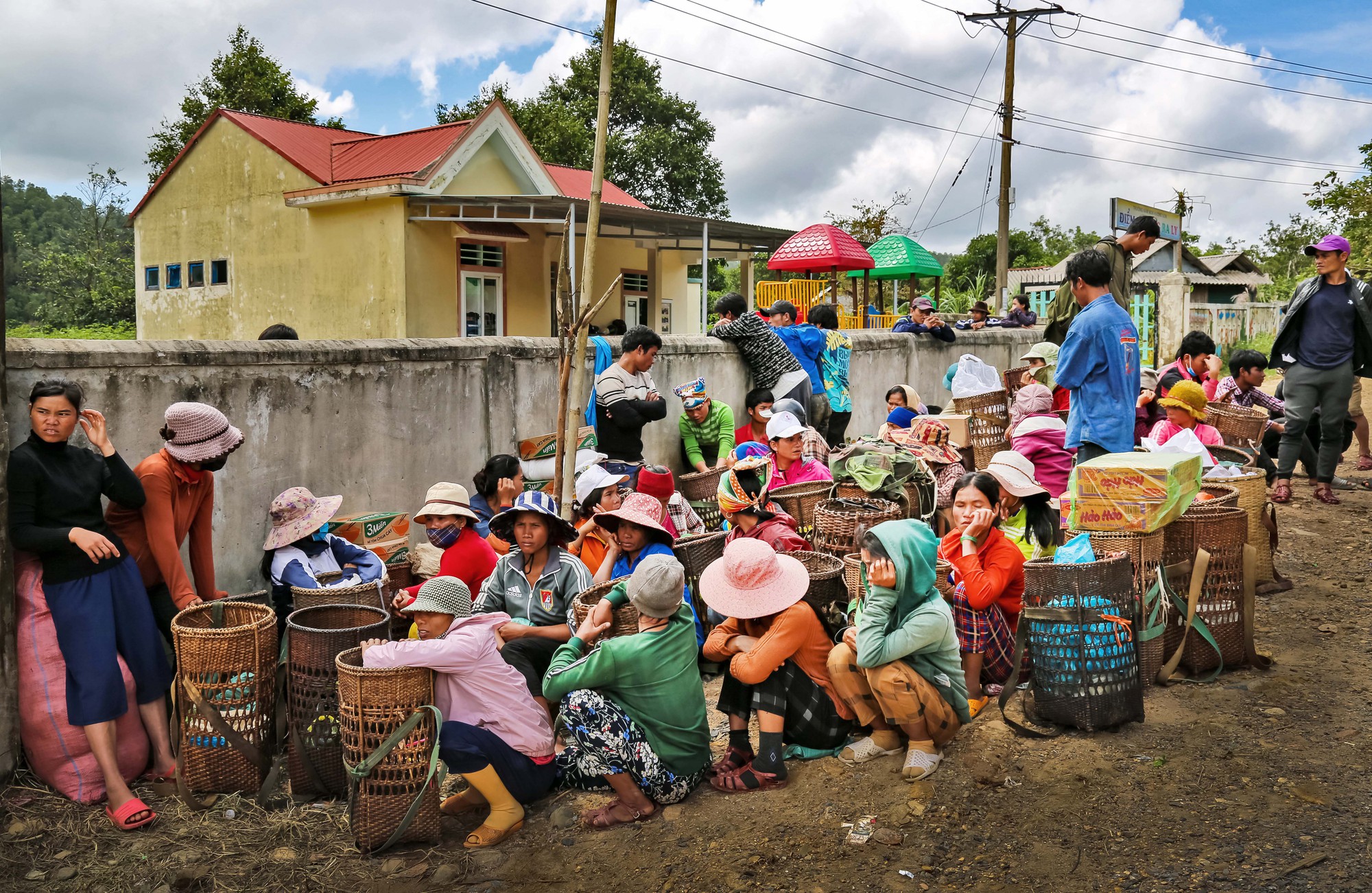 Bà con đang mong chờ đoàn tới