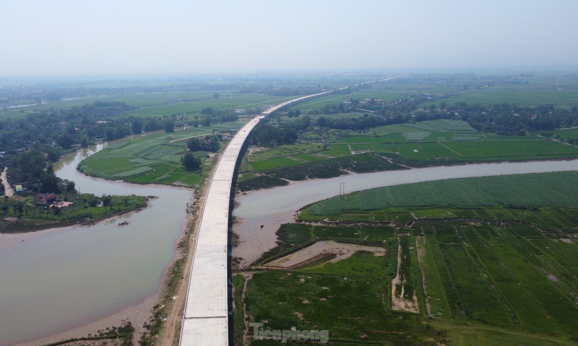 The bridge over the river connecting Nghe An and Ha Tinh provinces before the day of completion photo 11